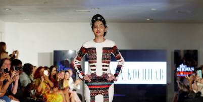 Overlevde syreangrep - hyllet under New York Fashion Week